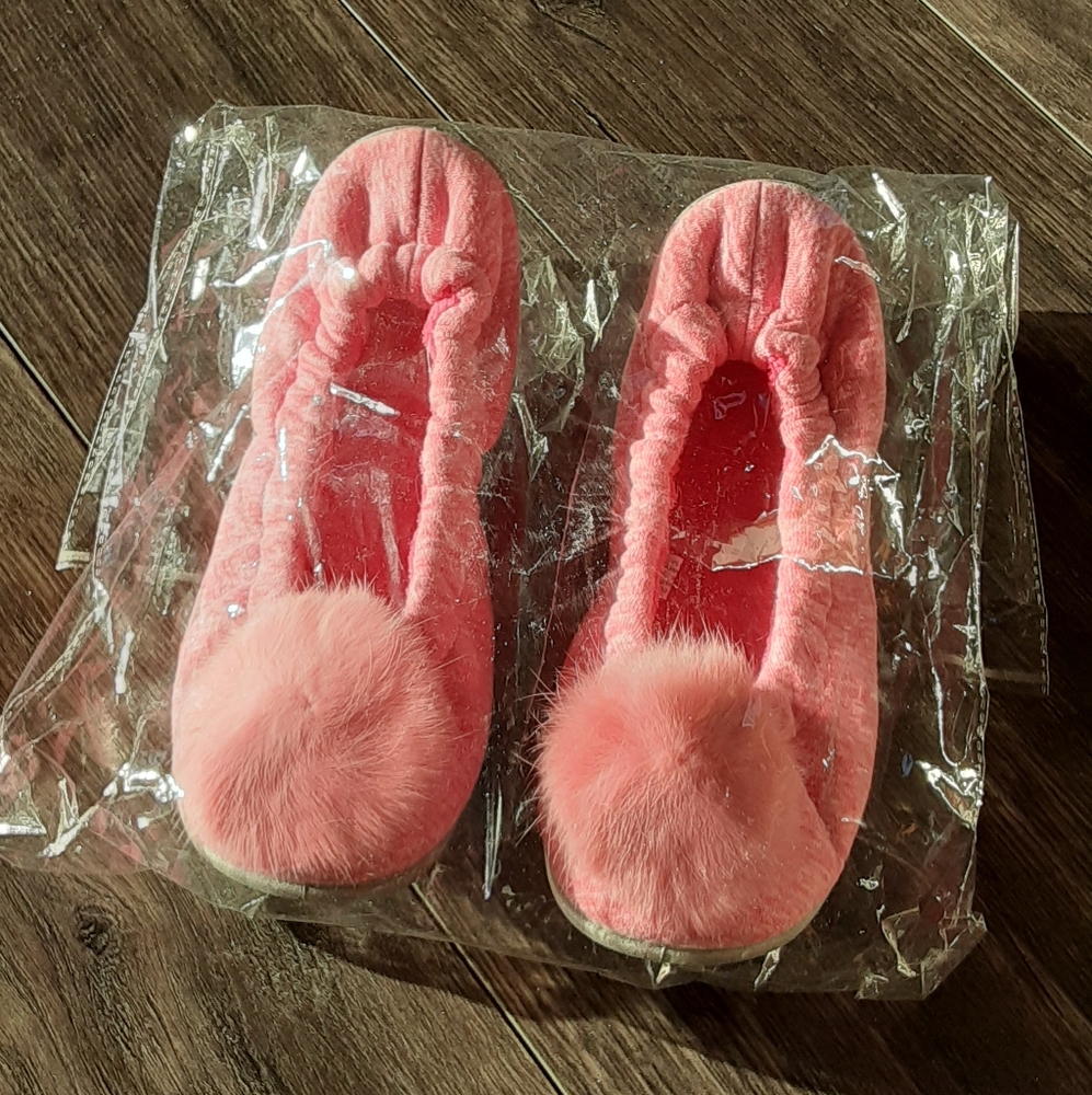 NWT Super Soft Pink Pom Pom Slippers